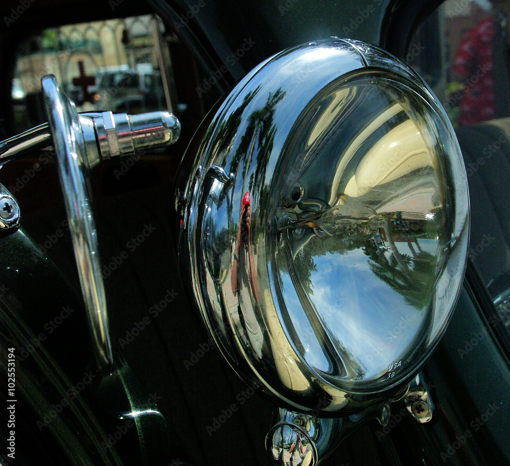 Reflektor zabytkowego samochodu