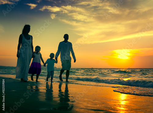 Family Walking Beach Sunset Travel Holiday Concept © Rawpixel.com