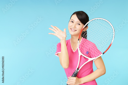 テニスを楽しむ女性 © Liza5450