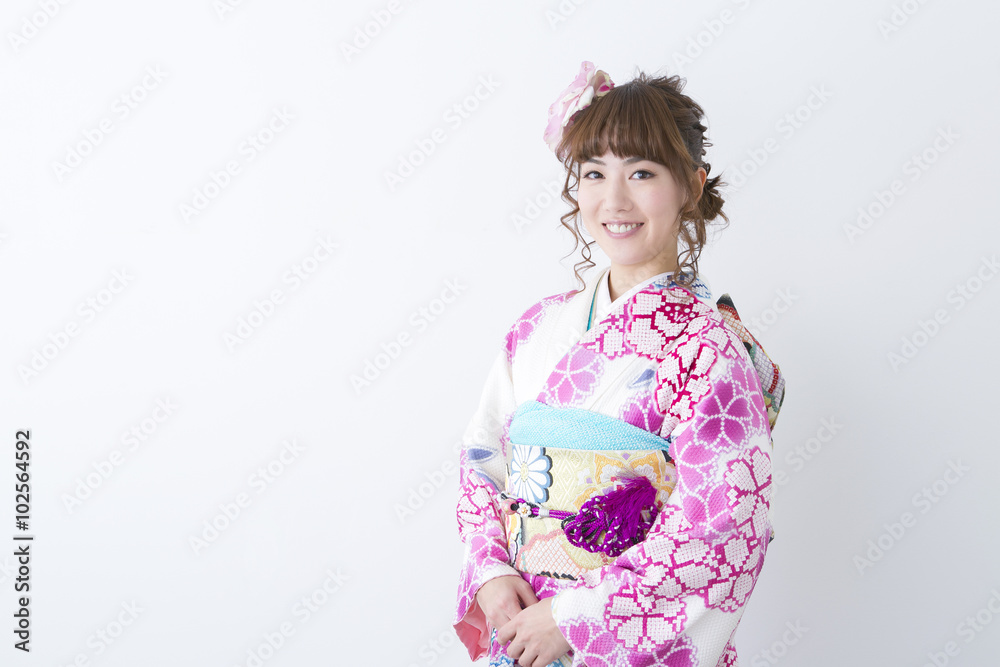 着物の若い女性