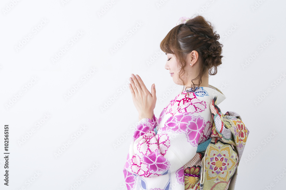 着物の若い女性