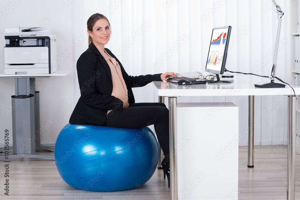 Φωτογραφία Pregnant Businesswoman Sitting On Fitness Ball