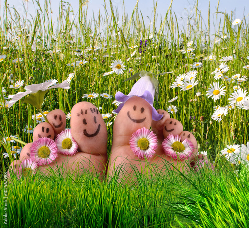 Entspannung pur: Glückliche, gesunde Füße auf Sommerwiese :)