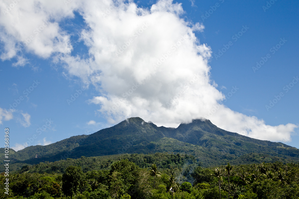 вулкан на острове Камигин