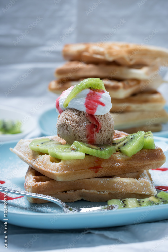 Waffeln mit Sojaeis,Kiwi,Sojasahne und Erdbeersoße, vegan Stock Photo ...