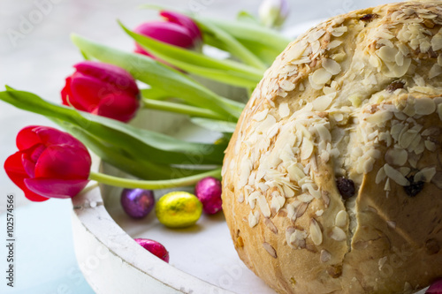 Osterbrot mit Tulpen und Schokoladeneiern photo