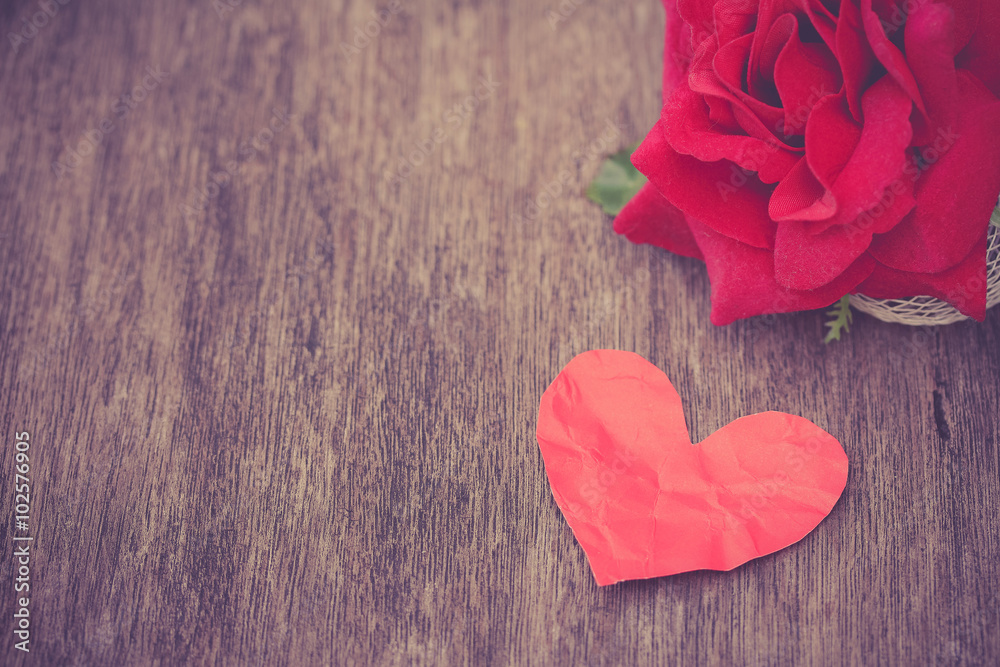 Fototapeta premium paper heart with artificial rose on wooden plank, vintage