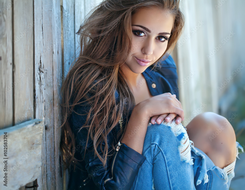 Fototapeta premium portrait of beautiful woman near the wall 
