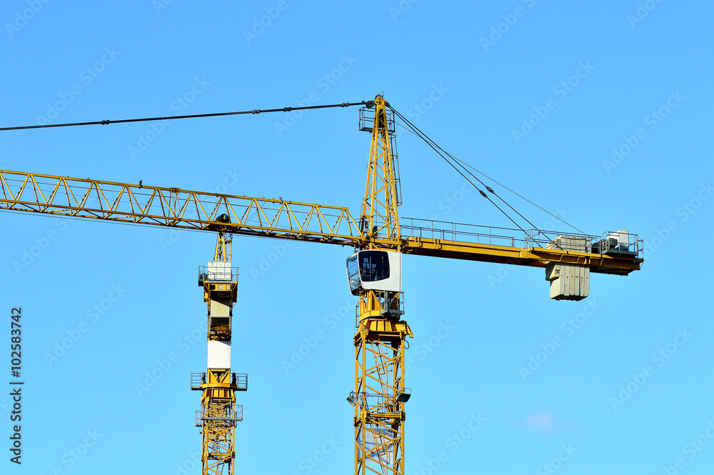 Zwei Turmkrane vor blauem Himmel