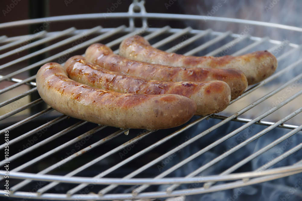 Saftige Würstchen auf dem Grill