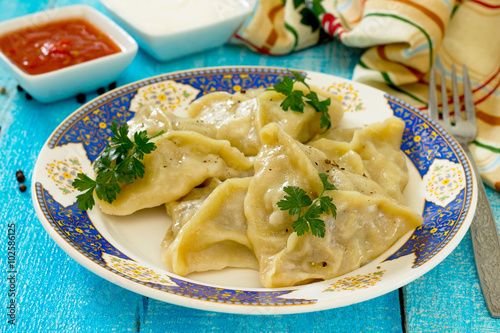 Steam the dumplings with meat and cabbage in a rustic style