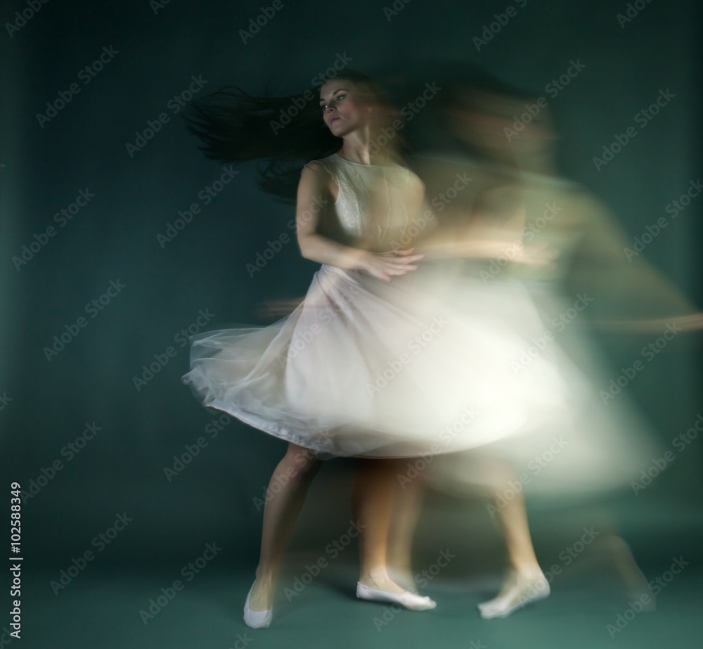 Fototapeta premium Baletnica kobieta w rozmycie ruchu, baleriny