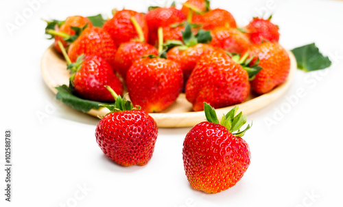 Fototapeta Naklejka Na Ścianę i Meble -  red strawberries on plate
