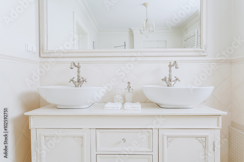 Two washbasins for a couple