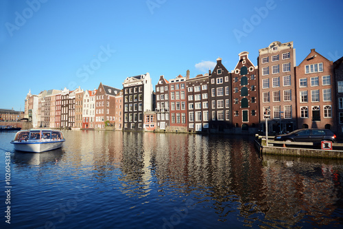 Häuser bilden Häuserfront oder Häuserzeile vor Gracht und Wasser in Amsterdam 