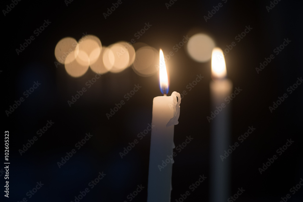 Candele accese nel buio Candele accese nel buio