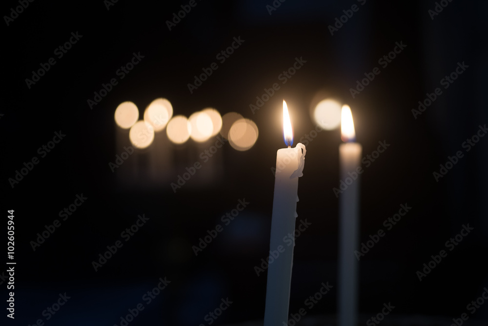 Candele luminose nel buio Candele luminose nel buio
