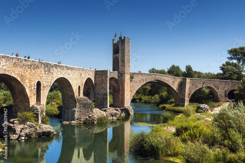 Puente Medieval de Besalú en Gerona (España)