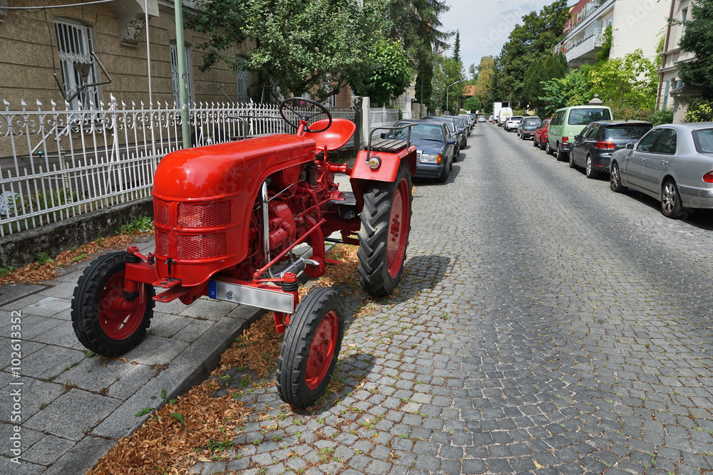 roter Traktor parkt auf Straße mitten in München roter Traktor parkt auf Straße mitten in München