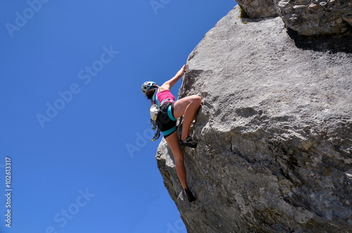 Frau beim Klettern am Fels 