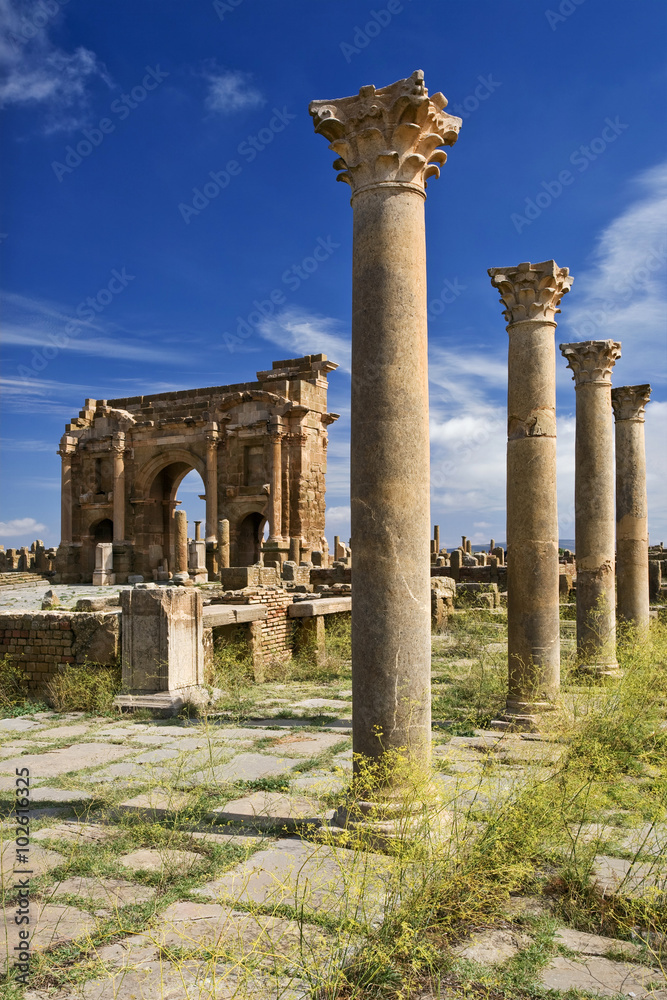 Algeria. Timgad (ancient Thamugadi or Thamugas). View on Trajan's Arch via the Sertius market with stone stalls surrounded by Corinthian columns