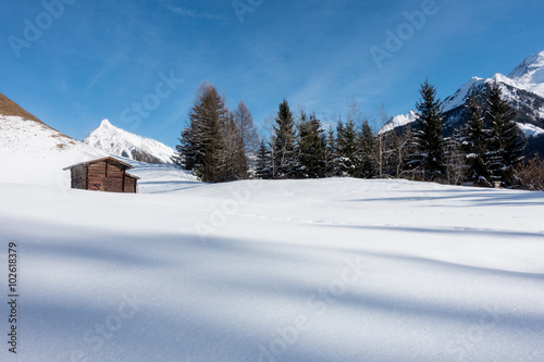 Almhütte im Schnee der tiroler Alpen