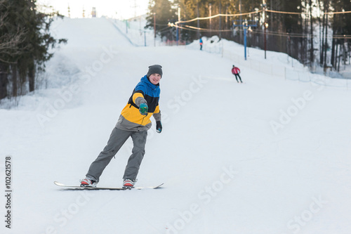 snowboarder laying turns on the ski slope