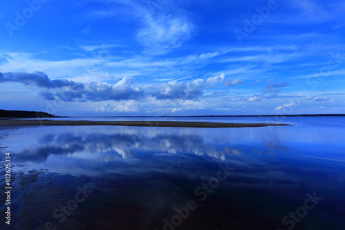Lustrzane odbicie chmur w jeziorze. © Stanisław Błachowicz