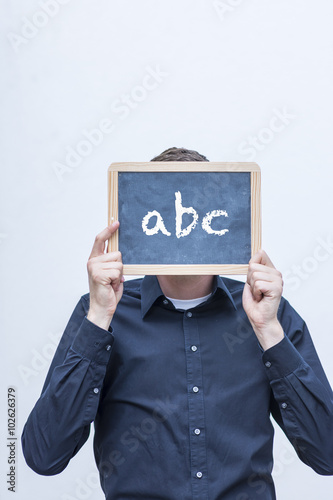 Mann versteckt sich hinter 