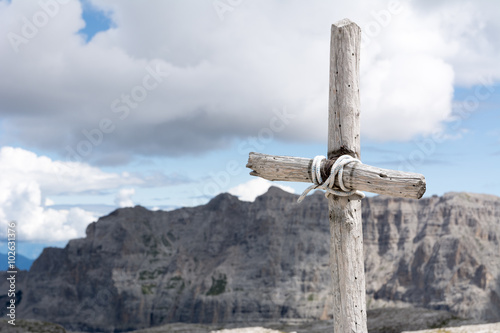 Croce grezza con montagne e cielo sullo sfondo