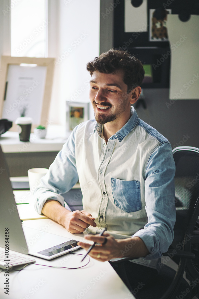Obraz premium Handsome businessman working in office