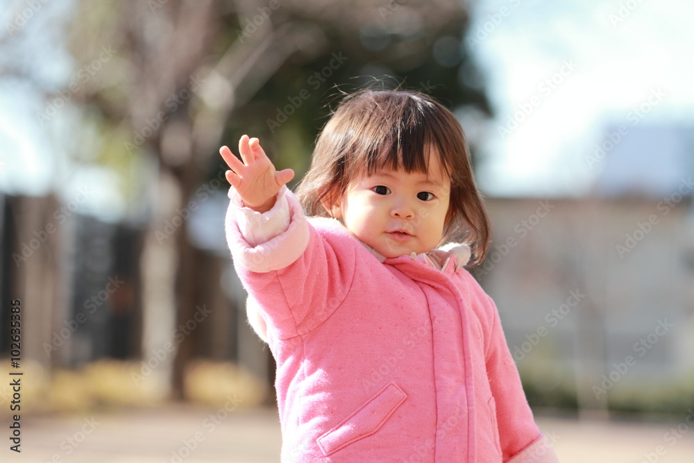 赤ちゃん(1歳児)の笑顔と青空 赤ちゃん(1歳児)の笑顔と青空