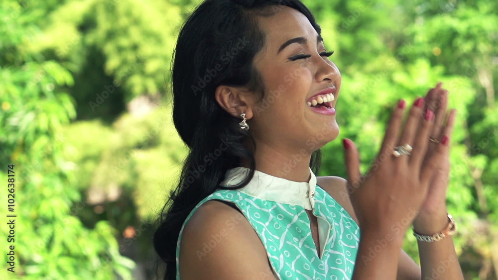 Happy young woman laughing at the camera in the garden, super slow motion, 240fps
Happy young woman laughing at the camera in the garden, super slow motion, 240fps