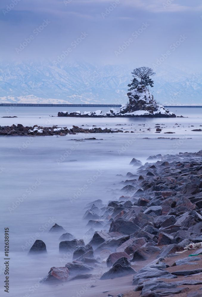 Obraz premium Amaharashi coast and Tateyama mountains range in the beautiful morning sun