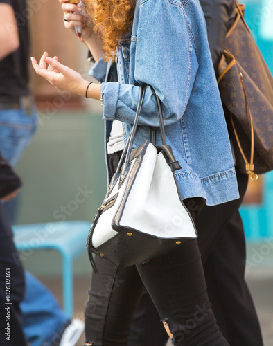 Photos LONDON, UK - OCTOBER 4, 2016: Lots of people, tourists and Londoners  walking v