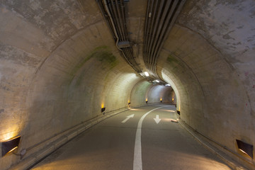 Fotobehang Tunnel Stille bergtunnel zonder verkeer  © torsakarin