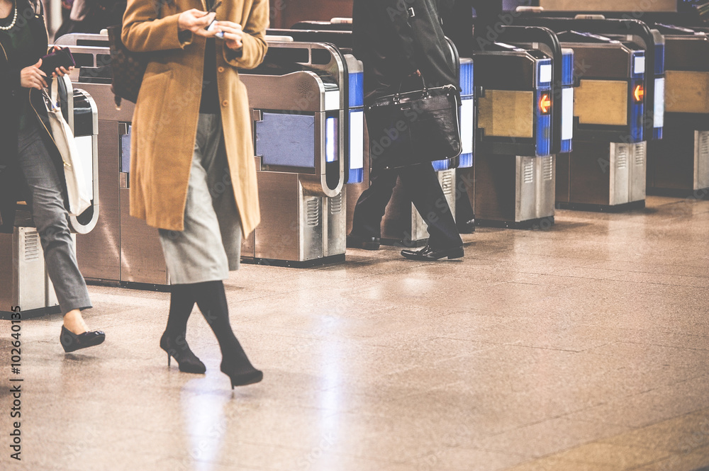 Fototapeta premium 駅の改札を歩く人々,日常の光景