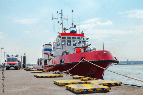 Feuerlöschboot und Rettungswagen
