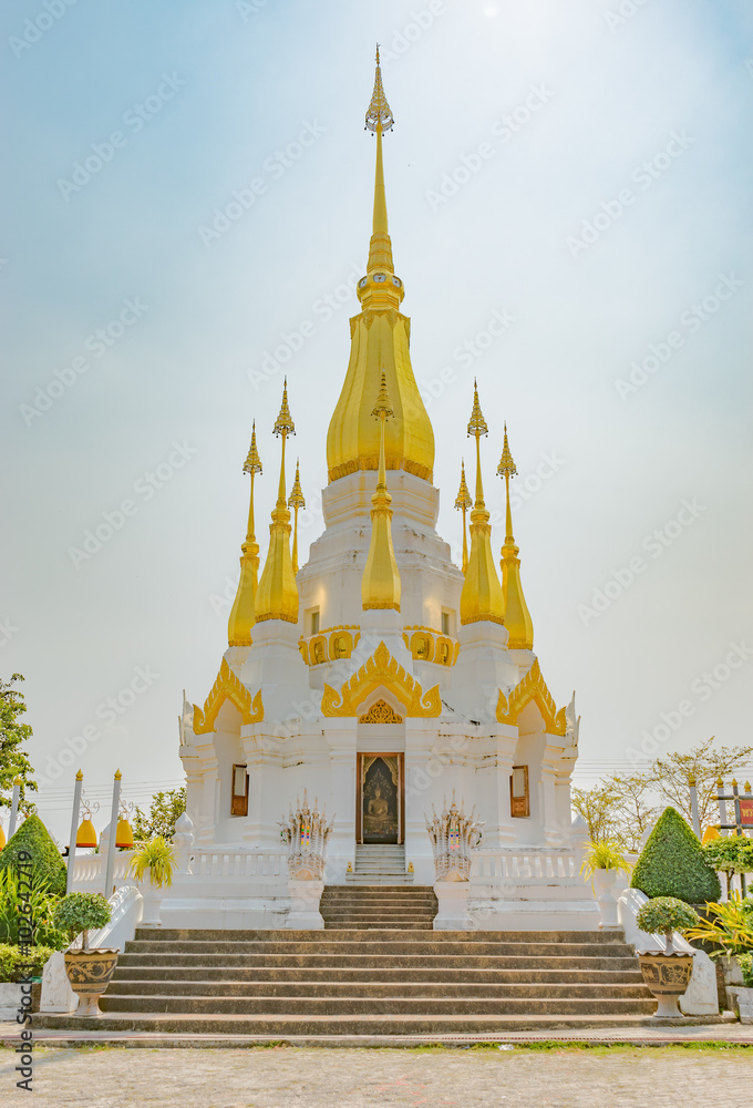 Naklejka premium Little golden and white pagoda