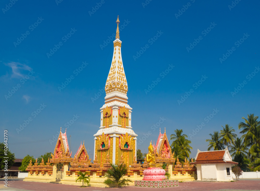 Naklejka premium Sida Pagoda with Blue Sky