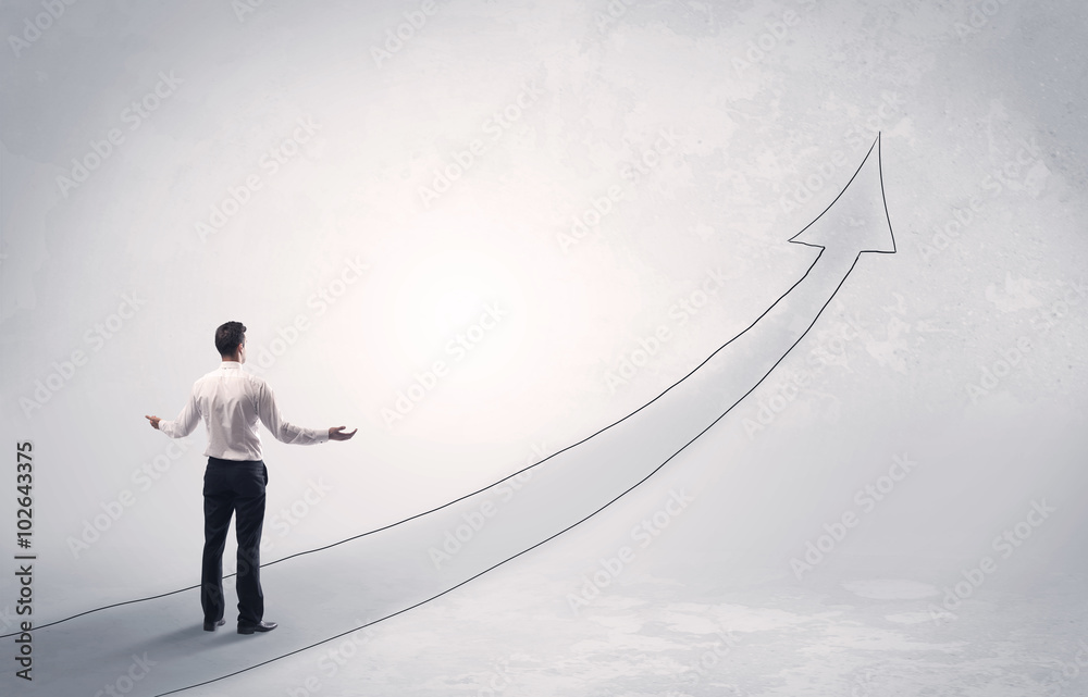 Obraz premium Business man standing on drawn arrow