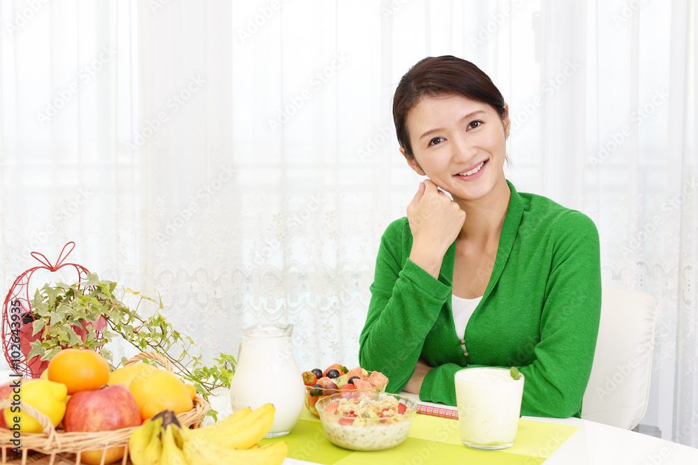 食事を楽しむ女性