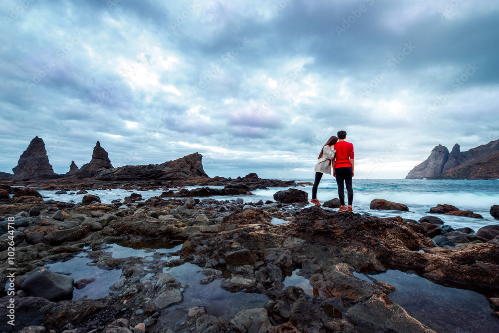 Fototapeta premium Couple on the rocky coast