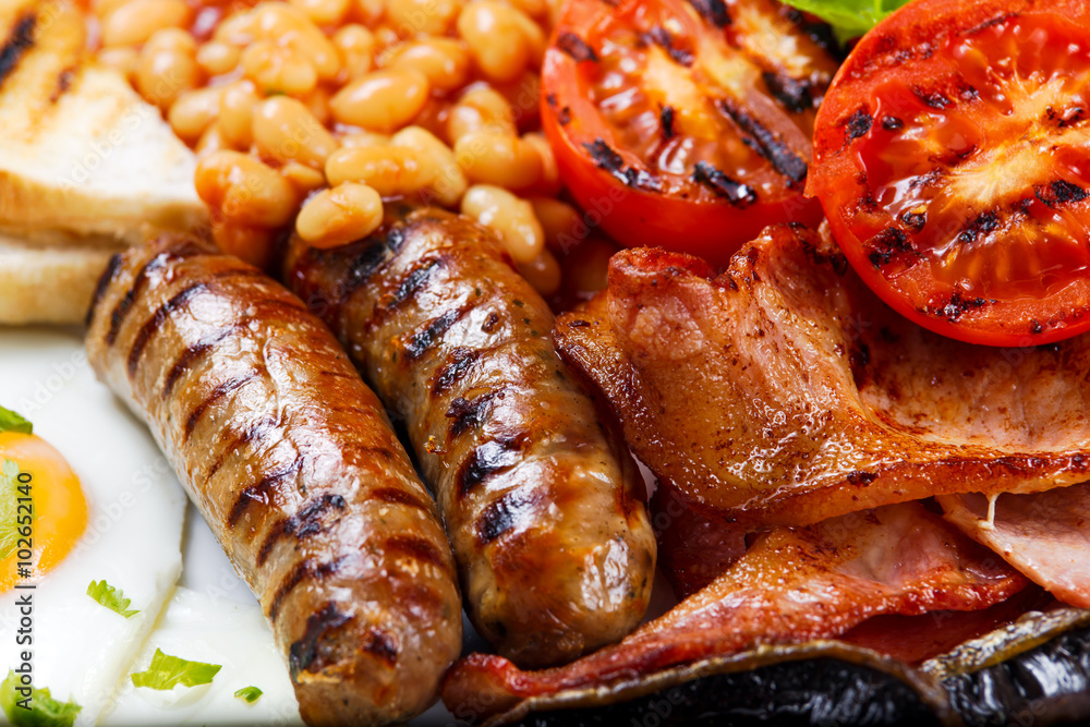 Full English breakfast with bacon, sausage, egg, beans and mushrooms Full English breakfast with bacon, sausage, egg, beans and mushrooms