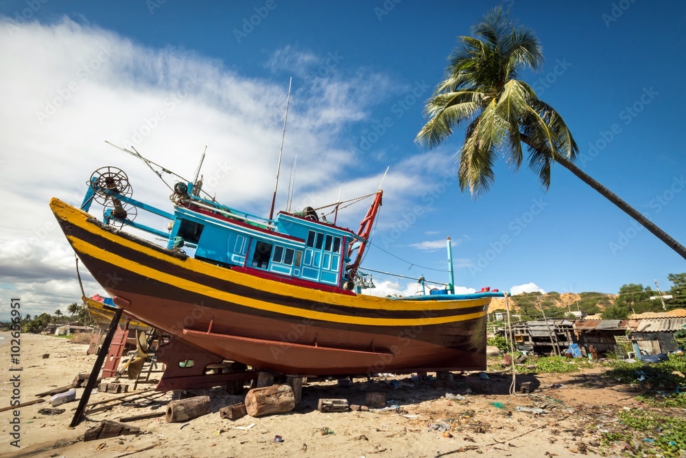 Fototapeta premium Werft mit Fischerboot, Mui Ne, Vietnam