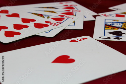 Poker - carte da gioco su tavolo rosso