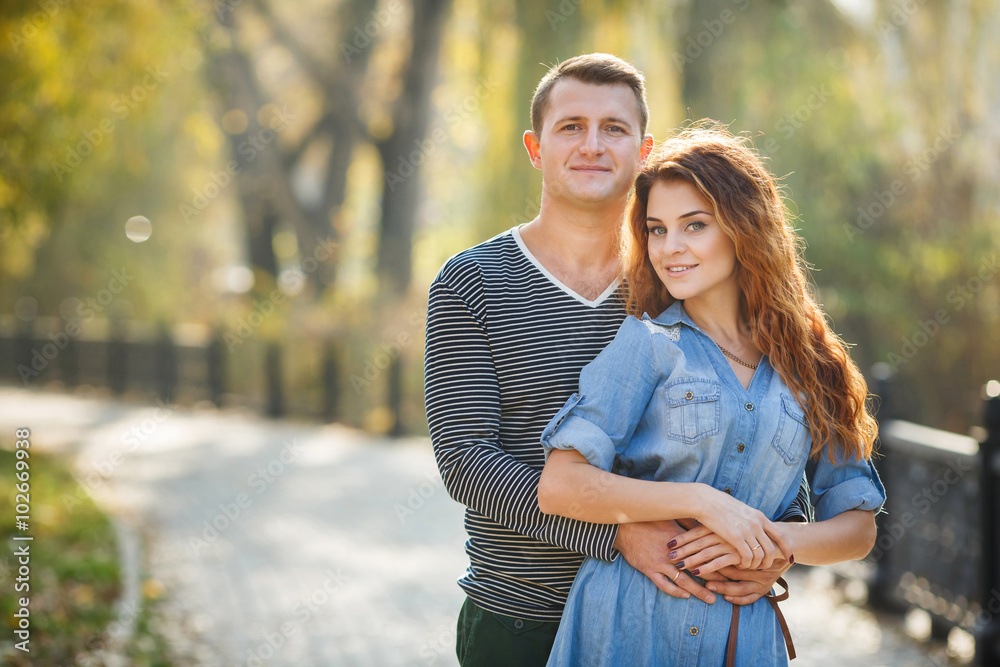 Fototapeta premium Two lovers in the autumn park