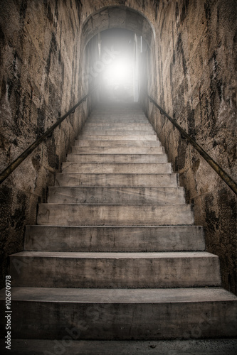 geheimnisvoller unterirdischer Treppenaufgang 