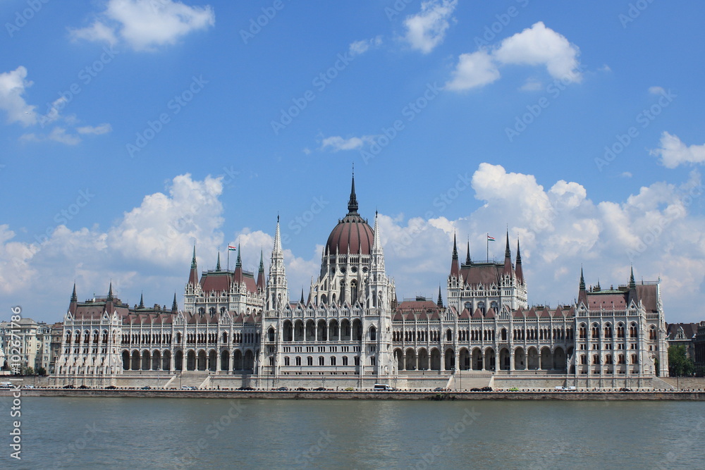 Parlamento di Budapest Ungheria con il fiume Danubio e cielo blu con uvole
