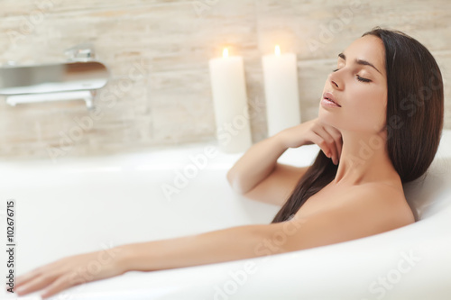 Photos Beautiful woman relaxing in the bathroom